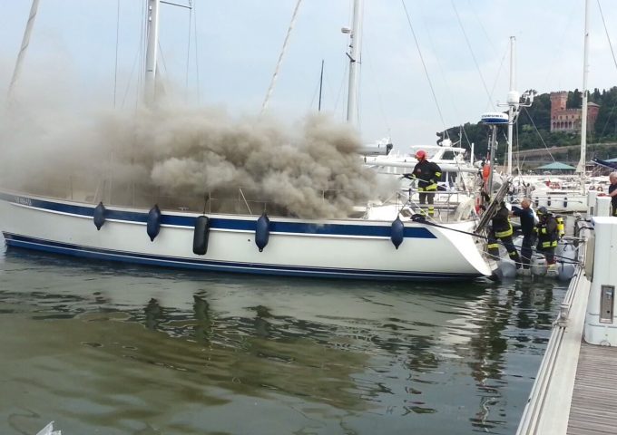 incendio-barca-perizienautiche.it_